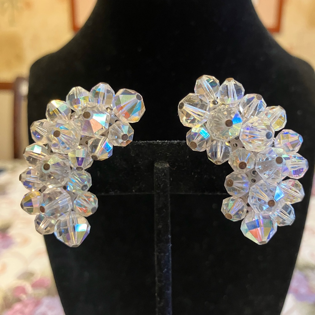 Laguna Aurora Borealis Clip Earrings Vintage 30$